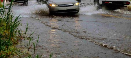 Photo d'une voiture qui circule dans un orage