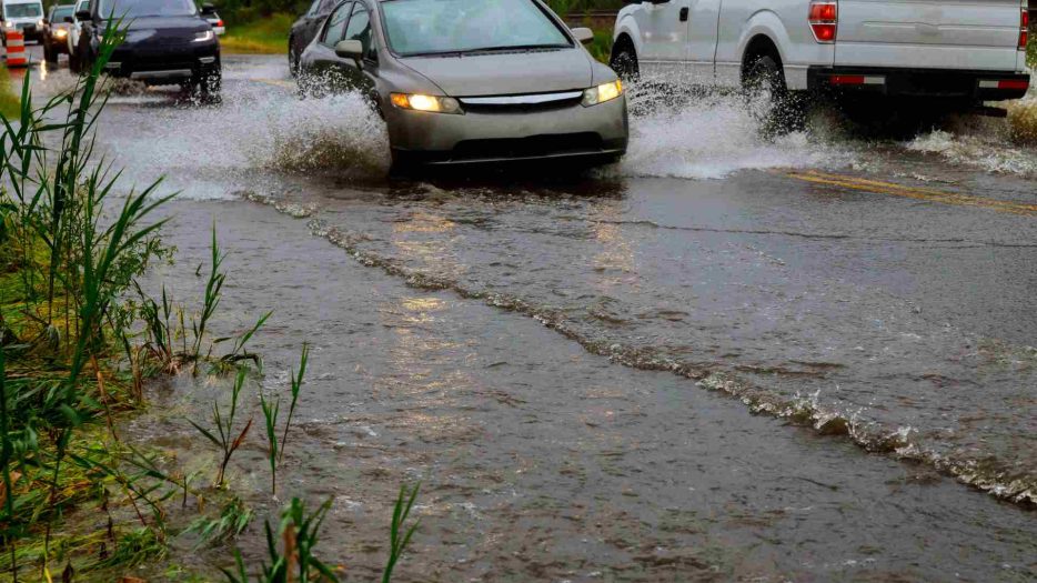Photo d'une voiture qui circule dans un orage